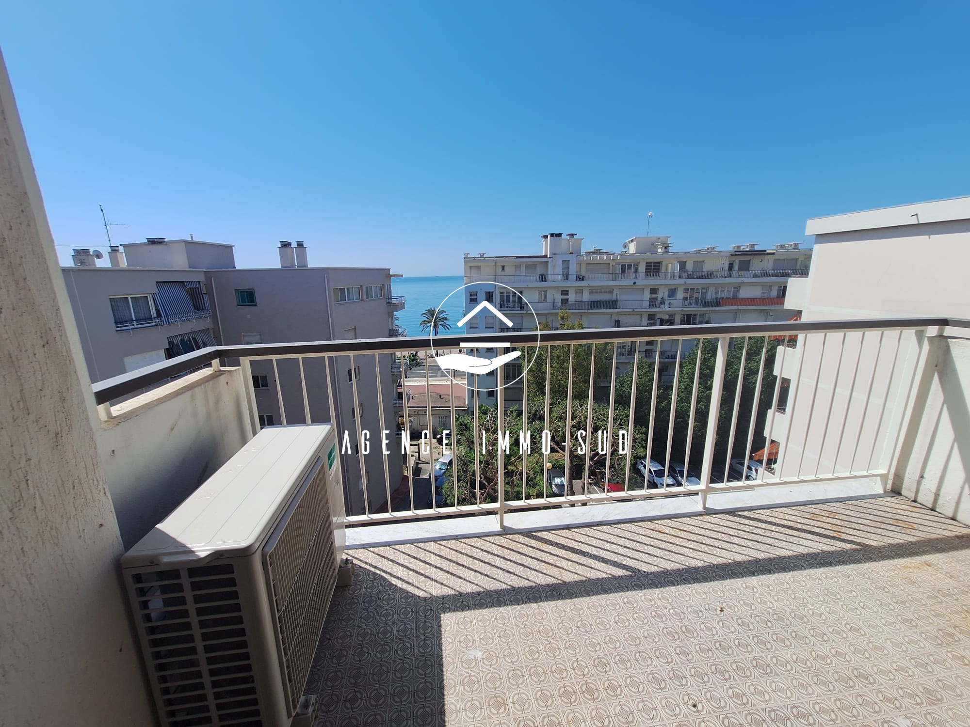 3-Bedroom Appartement in Cros De Cagnes — photo 2 of 3