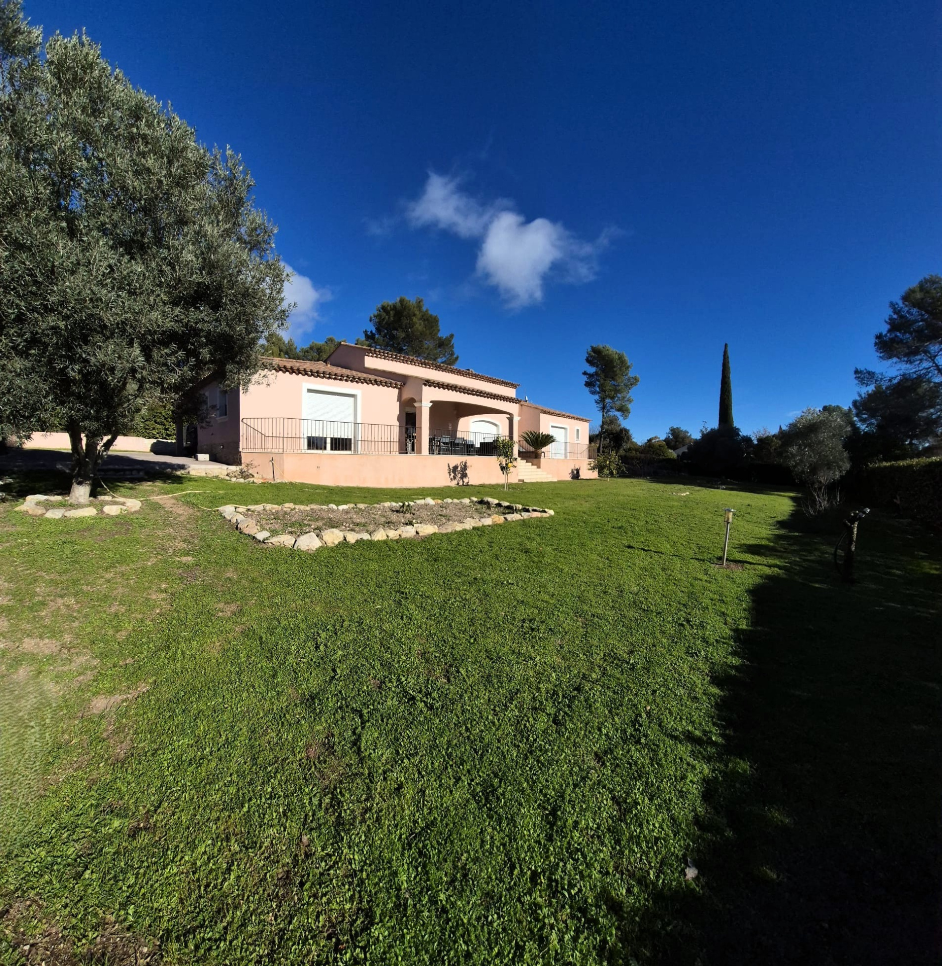 Maison de Plain-pied de 188m2 sur un terrain plat de 2185m2 à vendre à Bagnols-en-forêt